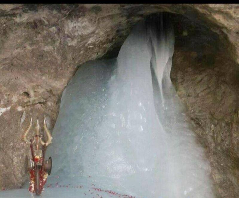हर साल लाखों की संख्या में भक्त भगवान अमरनाथ के दर्शन करने के लिए पवित्र गुफा में पहुंचते हैं। इस यात्रा पर कई बार आतंकियों ने हमला भी किया है। लेकिन अपनी जान की परवाह किए बिना भक्त यहां पहुंच ही जाते हैं। भक्तों की सुविधा के लिए माय नेशन ने भी आपको घर बैठे दर्शन कराने की ठानी है।