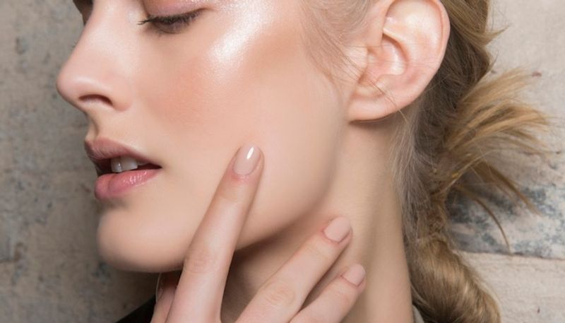 May Help Control Oily Skin: The EGCG present in green tea is known to be anti-androgenic in nature. This effectively means that it regulates the production of androgens in the body, which in turn may reduce oil or sebum production on the skin.