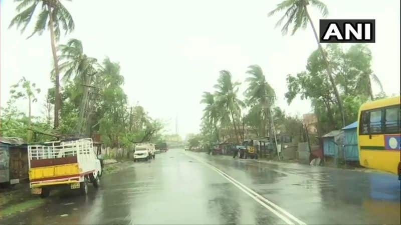 Visuals from Srikakulam as rain and strong winds hit the region. Meanwhile, IMD sources said that the cyclone lay centred about 840 km east-southeast of Chennai (Tamil Nadu) and 990 km south-southeast of Machilipatnam (Andhra Pradesh).