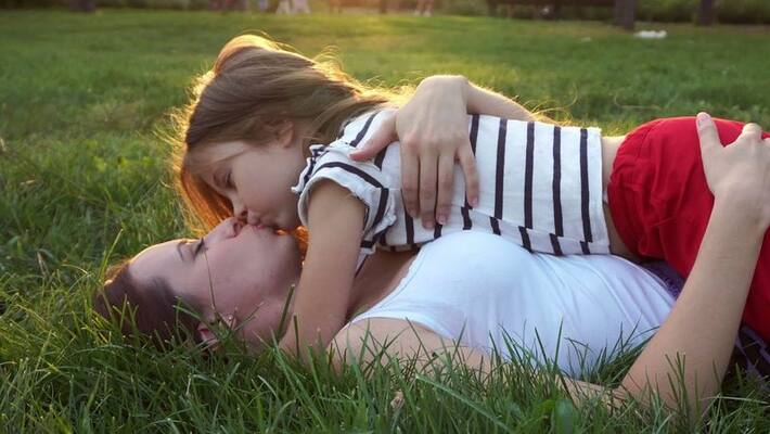 shocking mothers dont kiss her daughter lips shocking mothers dont kiss her daughter lips