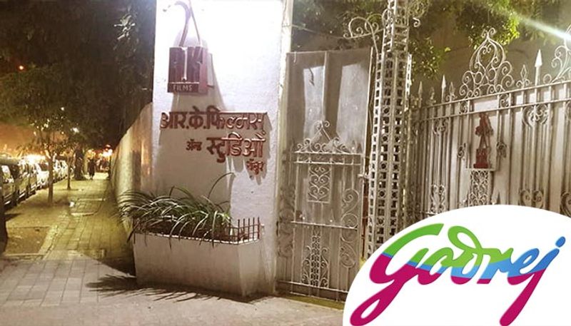 বিক্রি হল আর.কে স্টুডিওঃ গোদরেজের কাছে বিক্রি হল আর.কে স্টুডিও। রণবীর কাপুরের কথায়, এই স্টুডিও চালানোর জন্য প্রচুর টাকা খরচ হচ্ছে, তাই বিক্রি করার সিদ্ধান্ত নেওয়া হয়েছিল।