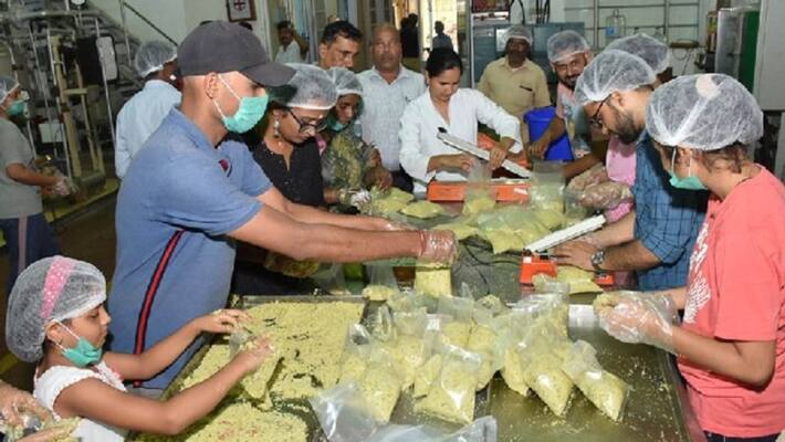 Mysore Upma Chapati and Avalakki Given To Odisha Fani Cyclone Victims Mysore Upma Chapati and Avalakki Given To Odisha Fani Cyclone Victims