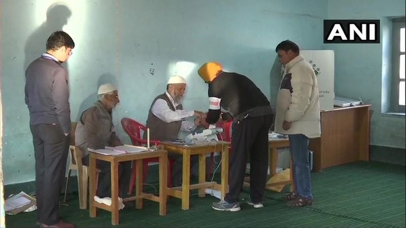 Visuals from a polling booth in Khrew area of Pulwama (Anantnag Lok Sabha seat) in Kashmir.