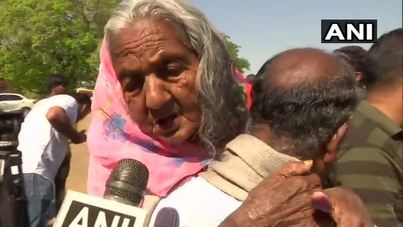 A man arrived with his 105-year-old mother to cast votes at polling booth number 450 in Hazaribagh, Jharkhand.
