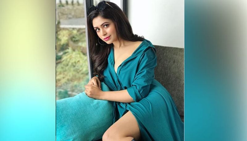 বাংলা চলচ্চিত্র জগতে তখন দুই দুটি ছবির প্রস্তাব হাতে। জিৎ-এর সঙ্গে শেষ থেকে শুরু, ও উইন্ডোজ প্রযোজনার সঙ্গে ব্রহ্মা জানে গোপন কম্ম।