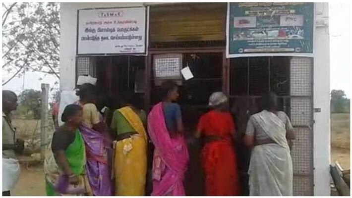 ladies in tasmac shop at oothangarai ladies in tasmac shop at oothangarai