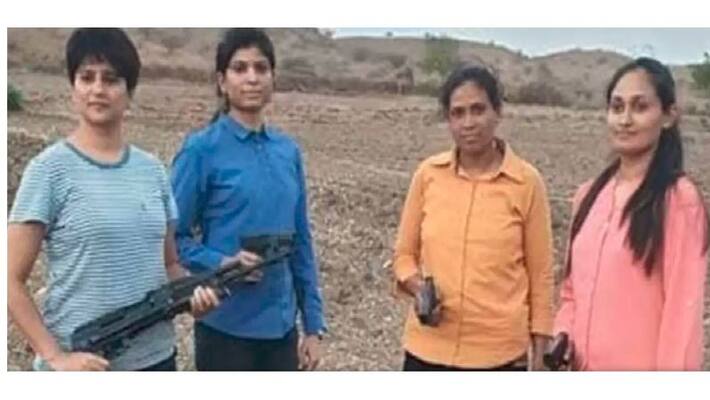Women officers arrested accused in Gujarat Women officers arrested accused in Gujarat