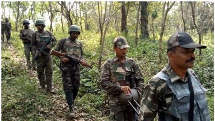 Security Forces Launch Search Operation after Gunfight in J&K's Anantnag Security Forces Launch Search Operation after Gunfight in J&K's Anantnag