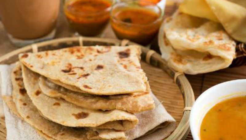ಆಹಾರದಲ್ಲಿ ಚಪಾತಿಯನ್ನು ಸೇರಿಸದೆ ಇರಲು ಕೆಲವರಿಗೆ ಕಷ್ಟವಾಗಬಹುದು ಅಲ್ಲವೇ? ಈ ಅಗತ್ಯ ಕಾರ್ಬ್ ಮೂಲವನ್ನು ತ್ಯಜಿಸಲು ಸಾಧ್ಯವಾಗದಿದ್ದರೆ, ಚಪಾತಿಯನ್ನು ಆರೋಗ್ಯಕರವಾಗಿಸಲು ಕೆಲವು ಮಾರ್ಗಗಳಿವೆ, ಮತ್ತು ಎಲ್ಲಕ್ಕಿಂತ ಮುಖ್ಯವಾಗಿ, ಅದನ್ನು ಸಂಪೂರ್ಣವಾಗಿ ತ್ಯಜಿಸದೆ ತೂಕವನ್ನು ಕಳೆದುಕೊಳ್ಳಿ. ತೂಕ ಇಳಿಸುವ ಗುರಿಗಳಿಗೆ ಹತ್ತಿರವಾಗಲು ಸಹಾಯ ಮಾಡುವ 5 ಆರೋಗ್ಯಕರ ರೊಟ್ಟಿಯ ಆಯ್ಕೆಗಳ ಬಗ್ಗೆ ಇಲ್ಲಿವೆ :