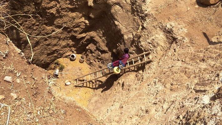 Drought in Raichur People struggling hard to get water Drought in Raichur People struggling hard to get water