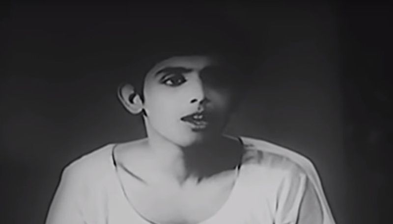 অতিথী (১৯৬৬)- পরিচালক তপন সিনহা এই রবীন্দ্রনাথ ঠাকুরের গল্প অবলম্বনে এটি তৈরি করেছিলেন। যেখানে তারা নামে একটি ছেলে, যে তার বাড়ির প্রতি স্বভাবতই দুর্বল তারই নানান খুঁটিনাটি ছোট আবেগগুলো নিয়ে মজার ছলে তৈরি এই গল্পের পটভূমি।