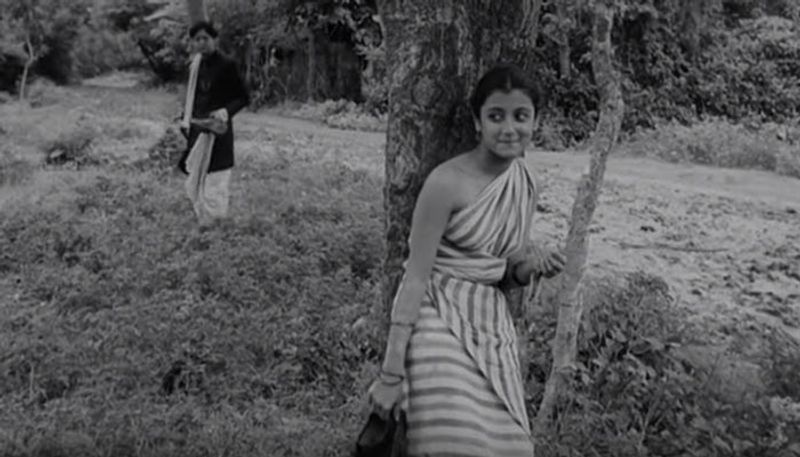 তিনকন্যা (১৯৬১)- রবীন্দ্রনাঠ ঠাকুর রচিত তিনটি ছোট গল্প অবলম্বনে তৈরি এই ছবির পটভূমি। পোস্টমাস্টার, মনিহারা, সমাপ্তি। সত্যজিৎ রায় পরিচালিত এই ছবি আজও বাংলা চলচ্চিত্র জগতের এক অন্যতম সম্পদ। অপর্না সেন ও সৌমিত্র চট্টোপাধ্যায়ের যুগলবন্দী ধরা দিয়েছিল এই সিনেমায়।