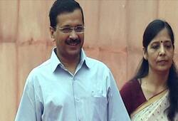 arvind kejriwal wife sunita mocks shiela dikshit and advices priyanka on delhi loksabha elections