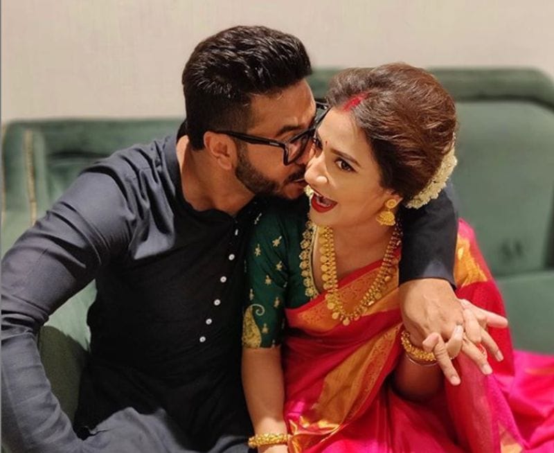 <p><br />
রাজ ও শুভশ্রী দুজনেরই একাধিক ফিক্সড ডিপোজিট এবং বীমা রয়েছে। রাজ চক্রবর্তীর মোট অস্থাবর সম্পত্তির পরিমাণ ৩ কোটি ৩৯ লক্ষ ৩১ হাজার ৭৫ টাকা এবং শুভশ্রী গঙ্গোপাধ্যায়ের মোট অস্থাবর সম্পত্তির পরিমাণ ৫ কোটি ৫৫ লক্ষ ৭ হাজার ৯৯৬ টাকা। <br />
</p>
