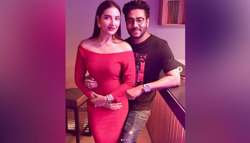 তবে রাজের বিয়ের খবরে সব থেকে বেশি যা নজর কেড়েছিল সকলের তা হল রাজ ও মিমির প্রকাশ্যে বিচ্ছেদের খবর ছড়ানো। তাঁরা সম্পর্কে থাকা কালিন কিছুই জানাননি, কিন্তু পরবর্তীতে স্পষ্টই জানিয়ে দিয়েছিলেন বিচ্ছেদের কথা।