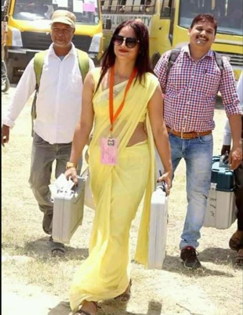 ಲೋಕಸಭಾ ಚುನಾವಣೆಯ 5ನೇ ಹಂತದ ಮತದಾನದ ವೇಳೆ ಹಳದಿ ಸೀರೆಯುಟ್ಟು ಕೈಯಲ್ಲಿ ಮತಪೆಟ್ಟಿಗೆಗಳನ್ನು ಹಿಡಿದು ತೆರಳುತ್ತಿದ್ದ ಮಹಿಳೆಯೊಬ್ಬರ ಫೋಟೋ ಸಾಮಾಜಿಕ ಜಾಲತಾಣಗಳಲ್ಲಿ ಭಾರೀ ಸದ್ದು ಮಾಡಿದೆ.