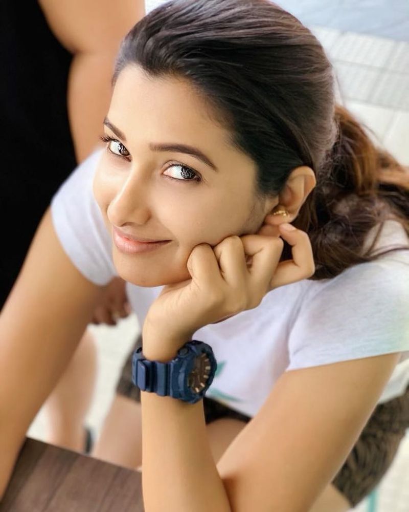 actress priya bavanai hot images