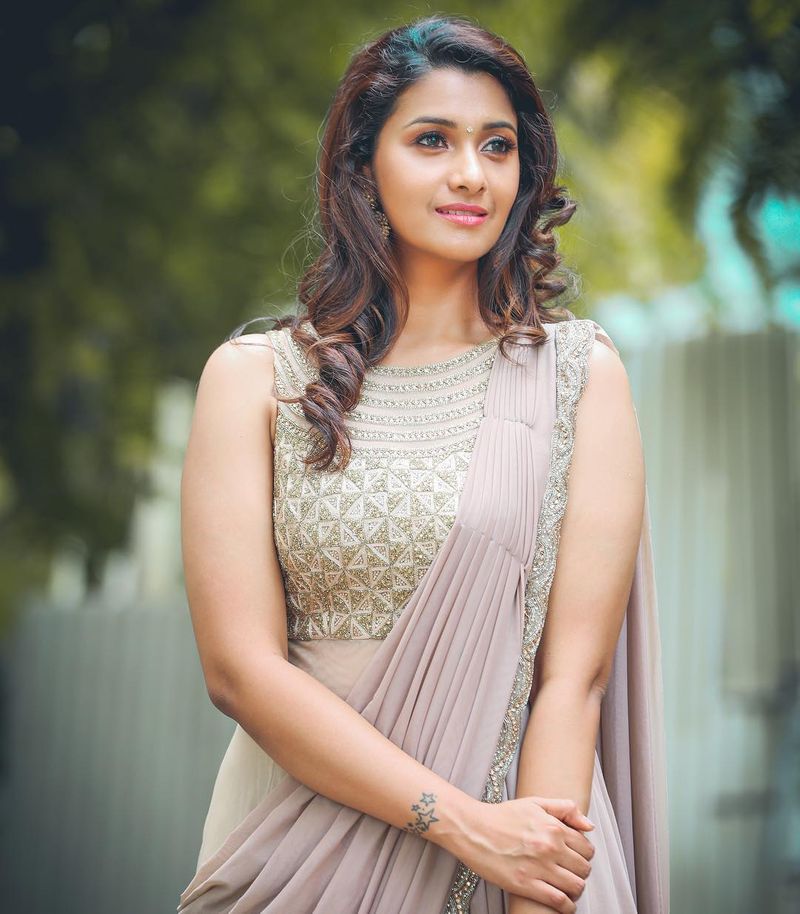 actress priya bavanai hot images