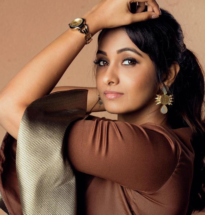actress priya bavanai hot images