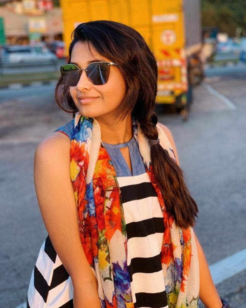 actress priya bavanai hot images