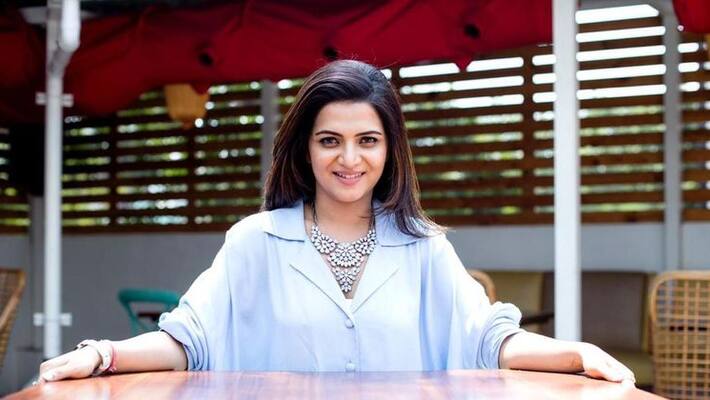 Netizens Slams Vijay TV Anchor Dhivyadharshini For Posting Close Up photo Look Like Without Dress Netizens Slams Vijay TV Anchor Dhivyadharshini For Posting Close Up photo Look Like Without Dress