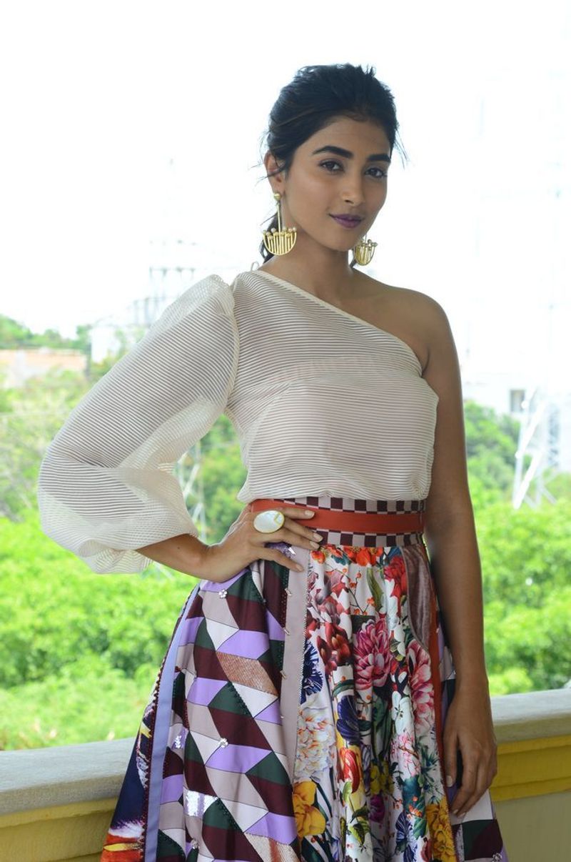hot actress pooja hegde hot photo gallery