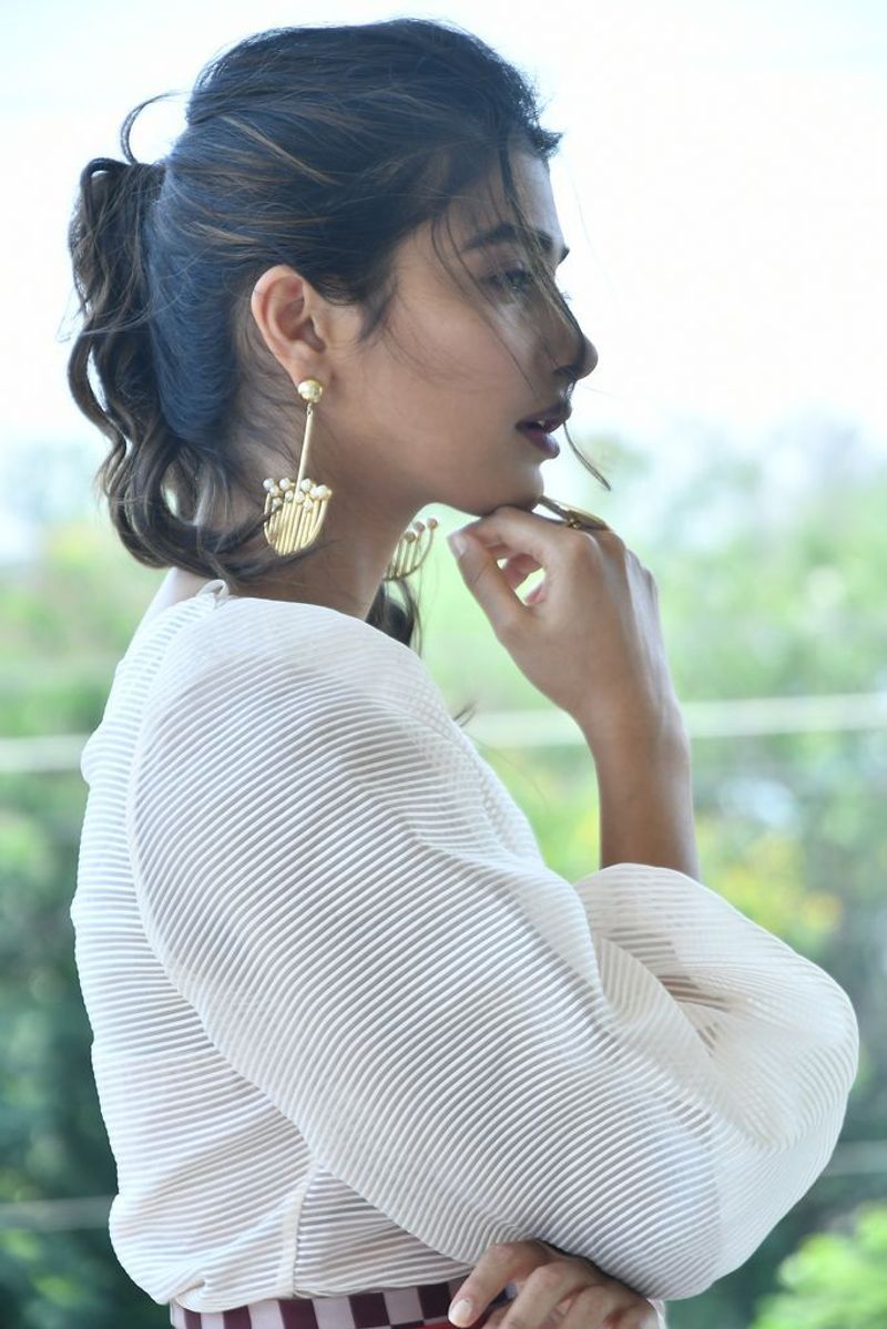 hot actress pooja hegde hot photo gallery