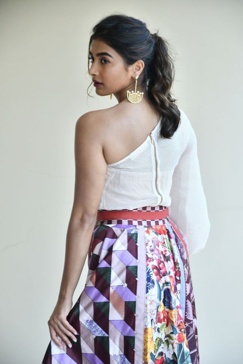 hot actress pooja hegde hot photo gallery