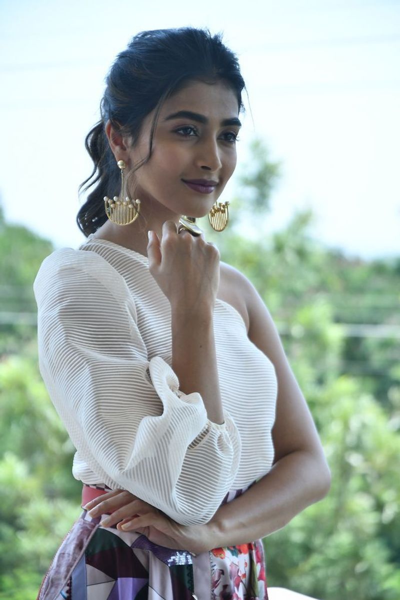 hot actress pooja hegde hot photo gallery