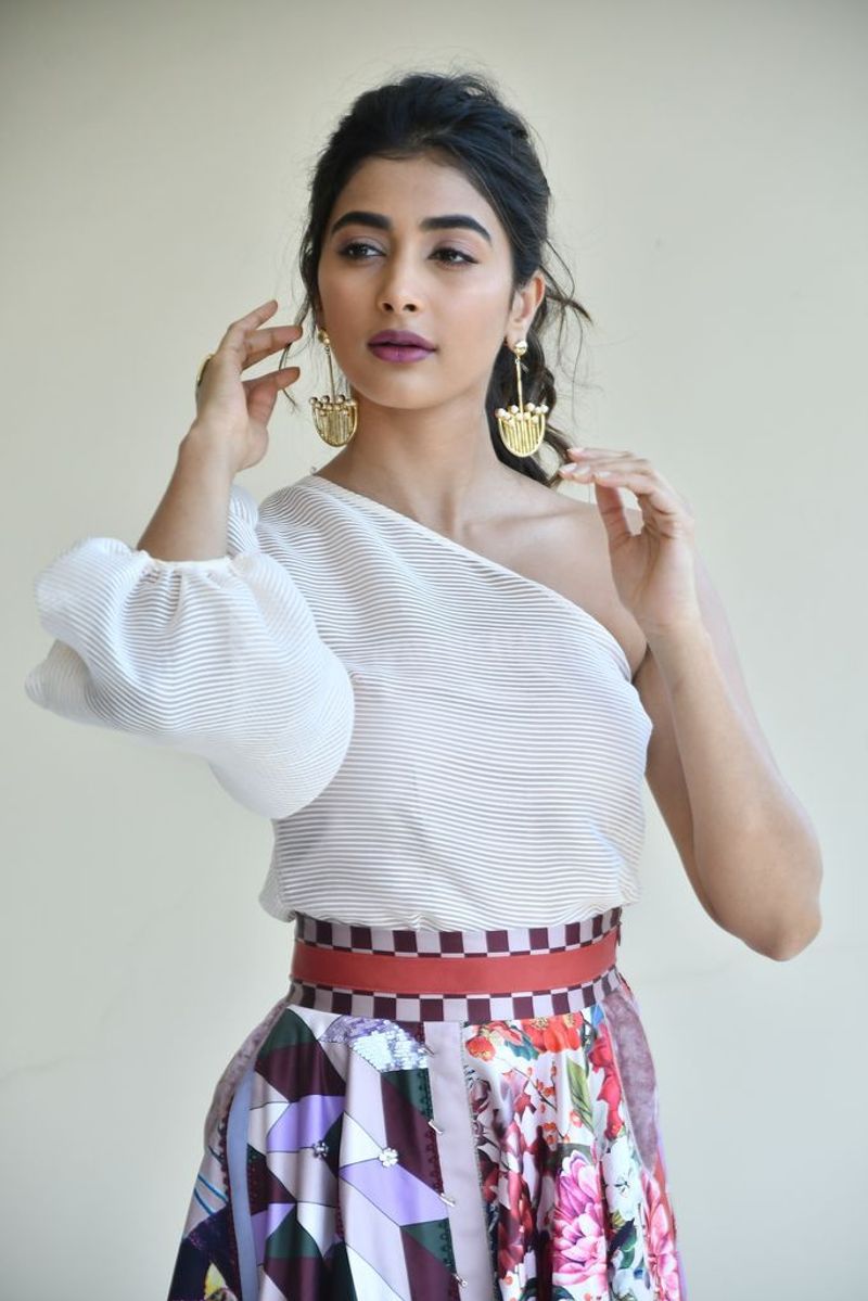 hot actress pooja hegde hot photo gallery
