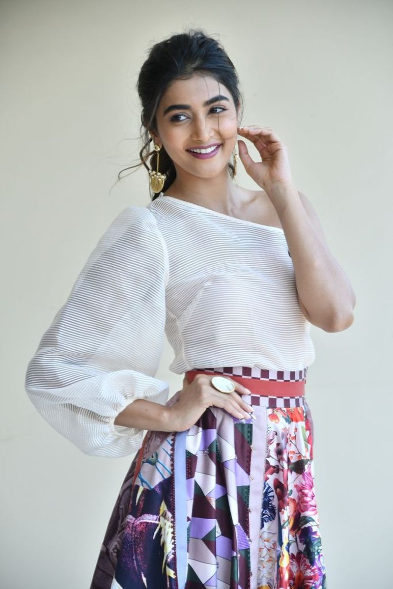 hot actress pooja hegde hot photo gallery