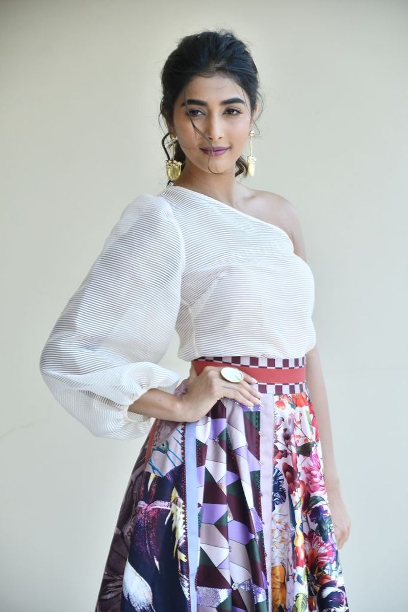 hot actress pooja hegde hot photo gallery