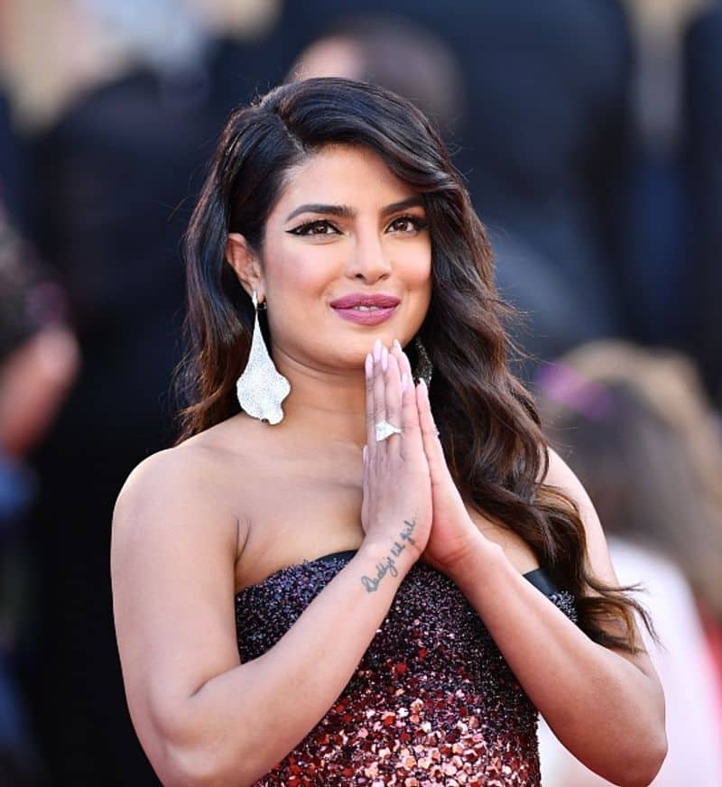 Priyanka Chopra's makeup was on point with winged eyeliner and berry lipstick. Her hair was styled in loose waves which cascaded down her shoulder.