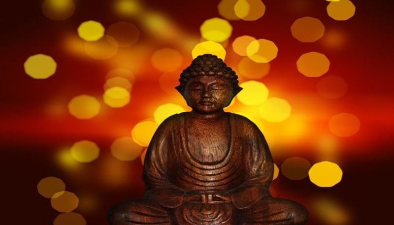 চৈত্র মাসের শেষ দিন অর্থাত্ ১৩ এপ্রিল পালন করা হয় মুলবিজু। এইদিন সকালে বুদ্ধমূর্তি স্নান করিয়ে পুজো করা হয়। এদিনে ঘরে নানান মিষ্টি সহ অনেক ধরনের সুস্বাদু খাবার রান্না করা হয়। বন্ধুবান্ধব আত্নীয়স্বজন বেড়াতে আসে ঘরে ঘরে এবং এসব খাবার দিয়ে তাদেরকে আপ্যায়ন করা হয়। সারাদিন রাত ধরে চলে ঘুরাঘুরি। বাংলা নববর্ষের প্রথম দিনেও চলে বিজুর আমেজ থাকে।