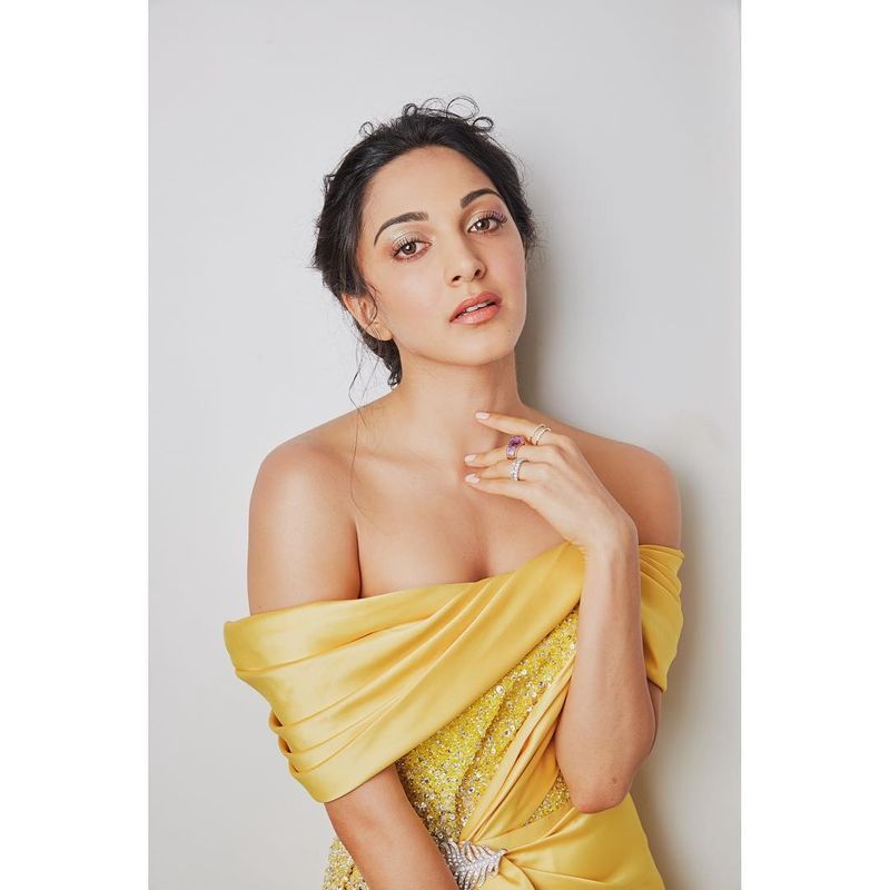 hot snaps of bollywood actress kiyara advani