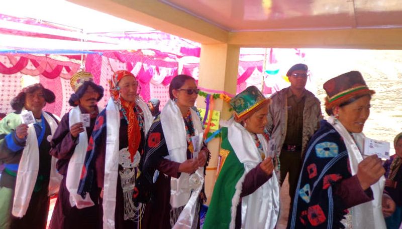 স্থানীয় উপজাতির মানুষ তাঁদের ঐতিহ্যবাহী রঙিন পোশাকে সজ্জিত হয়ে উৎসবের মেজাজে ভোট দিলেন সমুদ্রপৃষ্ঠ থেকে ১৫,২৫৬ ফুট উচ্চতার এই ভোটকেন্দ্রে। অল্প সংখ্যক ভোটার হলেও তাঁদের মধ্যে মতদানকে ঘিরে উৎসাহ ছিল দেখার মতো। এমনকী মাঝে এই কেন্দ্রে লাইনও পড়ে যায়। এই কেন্দ্র হিমাচল প্রদেশের মান্ডি লোকসভা আসনের অন্তর্গত।