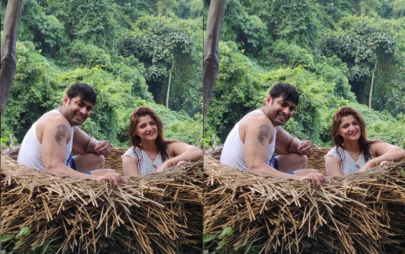 <p><br />
ফের সোশ্যাল মিডিয়ায় বোমা ফাটালেন রোশন। রোশন পোস্টে লিখেছেন, সঙ্গী দ্বিচারিতা করলে তাকে ত্যাগ করাই শ্রেয়। বিশেষ করে সে যদি তোমার অনুপস্থিতিতে অন্যের সঙ্গে নিজের বিছানা শেয়ার করে।</p>