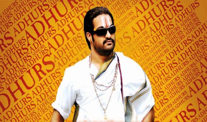 మీ సినిమాలు కాకుండగా తారక్ నటించిన చిత్రాలలో మీకు నచ్చినది ఏదని యాంకర్ విజయేంద్ర ప్రసాద్ ని అడిగారు. సినిమాల పరంగా అన్నీ నచ్చుతాయి. మా సినిమాలలో పాటు మిగతా సినిమాలలో కూడా ఎన్టీఆర్ దాదాపు ఒకే షేడ్ రోల్స్ చేశాడు. కానీ వి వి వినాయక్ డైరెక్షన్ లో వచ్చిన అదుర్స్ మూవీలో ఆయన చారి అనే కామెడీ రోల్ చేశారు. అది నాకు బాగా నచ్చిన రోల్. ఇప్పటికి కూడా మనసు విసుగుగా ఉంటే చారి కామెడీ ట్రాక్ చూసి రిఫ్రెష్ అవుతానని ఆయన చెప్పారు.