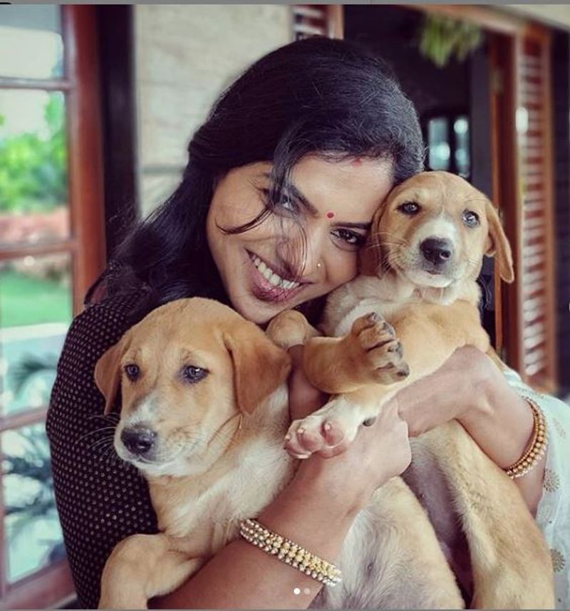 ನಾಯಿ ಮರಿಗಳೆಂದರೆ ಇವರಿಗೆ ಸಿಕ್ಕಾಪಟ್ಟೆ ಇಷ್ಟ.