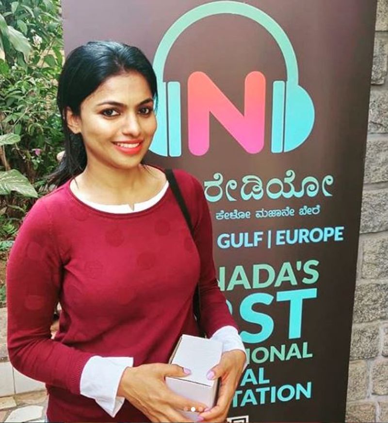 ರೇಡಿಯೋದಲ್ಲಿ ಕಾರ್ಯಕ್ರಮವೊಂದರಲ್ಲಿ ಜಾನಕಿ...