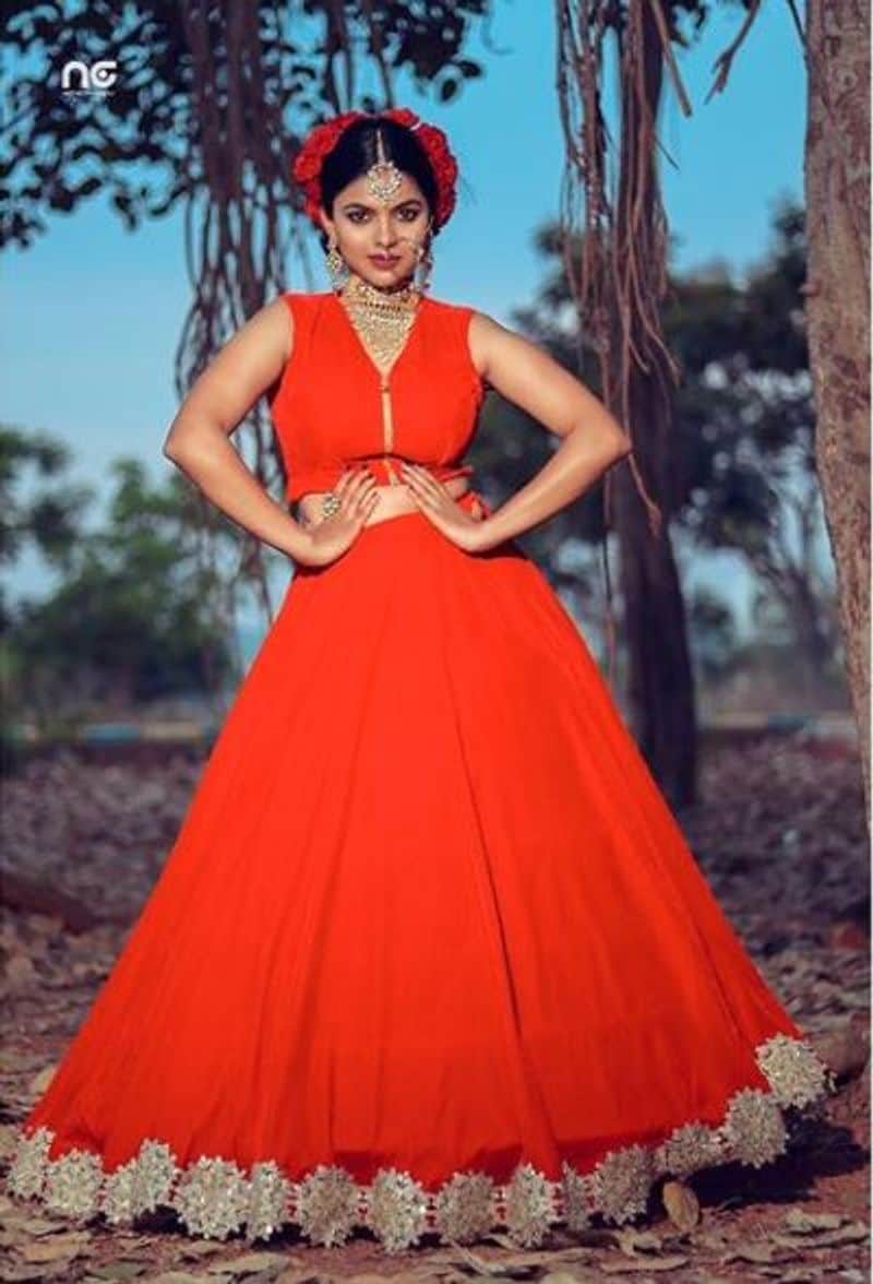ರಂಗಭೂಮಿಯಲ್ಲಿ ಎಂಟು ವರ್ಷಗಳ ಕಾಲ ಪಳಗಿದ್ದಾರೆ.