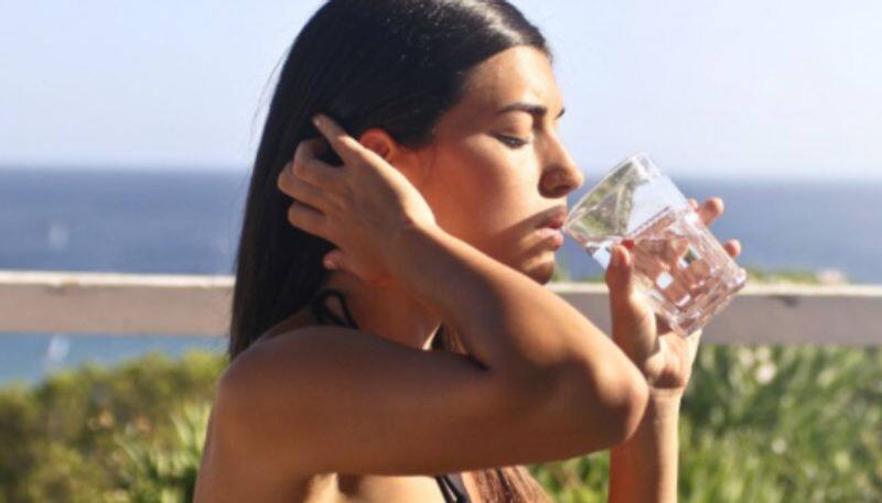 पानी प्रचुर मात्रा में पिएं। दूध की कच्ची लस्सी व ग्लूकोज वाटर ले सकते हैं।