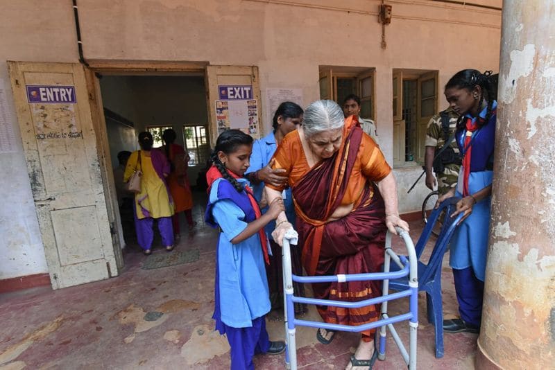 ಅಜ್ಜಿಗೂ ತನ್ನ ಹಕ್ಕು ಚಲಾಯಿಸಲು ಎಲ್ಲಿಲ್ಲದ ಉತ್ಸಾಹ. ಸಮಾಧಾನಕರ ಬಹುಮಾನ ಪಡೆದ ಫೋಟೋ.