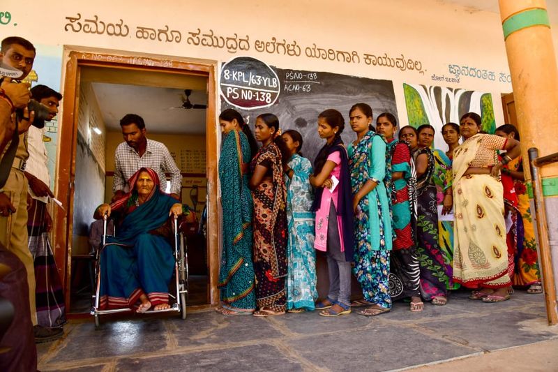 ಅಜ್ಜಿಗೂ ತನ್ನ ಹಕ್ಕು ಚಲಾಯಿಸಲು ಎಲ್ಲಿಲ್ಲದ ಉತ್ಸಾಹ. ದ್ವಿತೀಯ ಬಹುಮಾನ ಪಡೆದ ಫೋಟೋ.