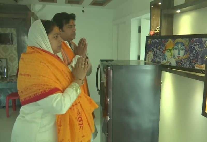 अभिनेता रवि किशन अपने घर में पूजा करते हुए। रवि किशन हरियाणा के गोरखपुर सीट से उम्मीदवार खड़े हुए हैं।