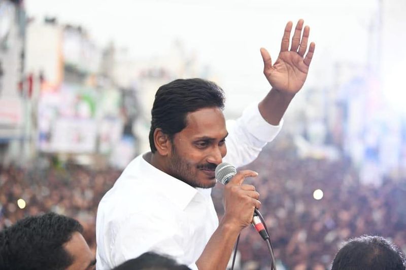అంతేకాదు నమ్ముకున్న వాళ్లు కొంతమంది అధికారం కోసం పార్టీలు మారినా మెుక్కవోని ధైర్యంతో ముందుకు సాగుతూనే ఉన్నారు వైయస్ జగన్. కొందరు పార్టీలోకి రావడం, మరికొందరు పార్టీ వీడటంతో జగన్ ఒకింత ఆందోళన గురైనా ఎక్కడా తొనకలేదు బెనకలేదు.