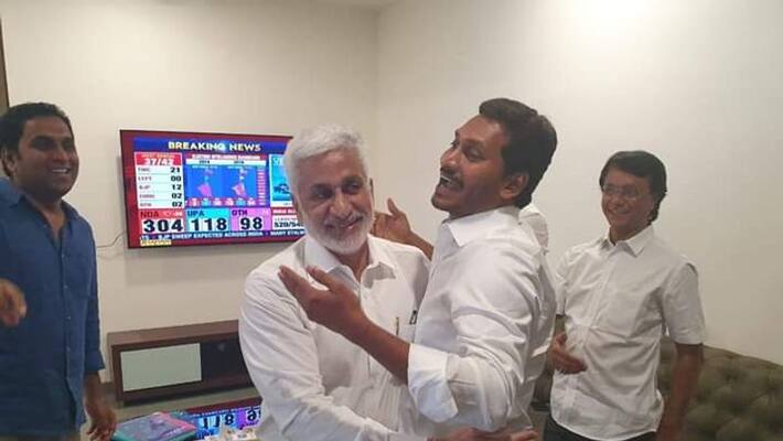YS Jagan speaks with Sharada Peethadhipathi YS Jagan speaks with Sharada Peethadhipathi