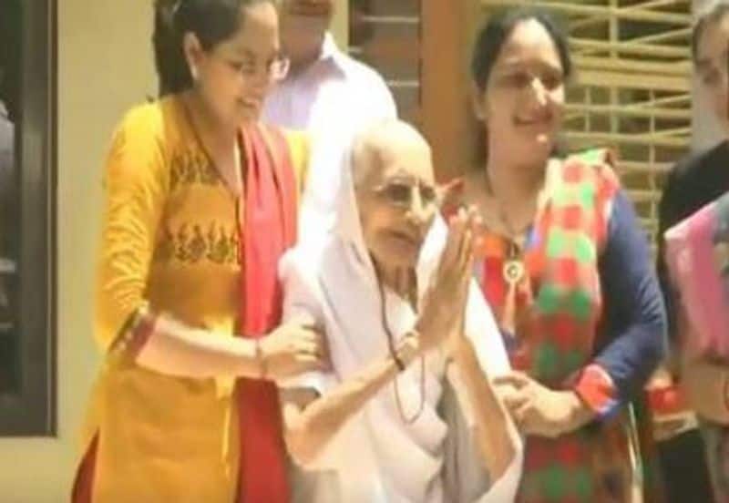 प्रधानमंत्री नरेंद्र मोदी की माता जी हीराबेन गुजरात में अपने घर के  बाहर मीडिया के सामनें।