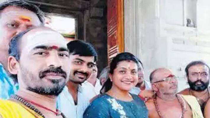 poosari took selfie with actress roja poosari took selfie with actress roja