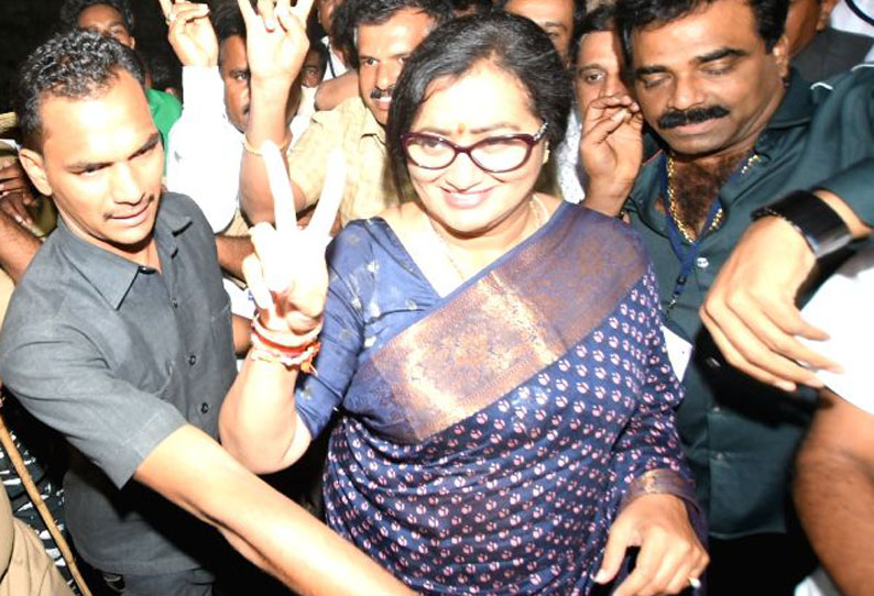 actress sumalatha won in mandia actress sumalatha won in mandia